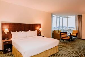 Postel nebo postele na pokoji v ubytování Courtyard by Marriott Guayaquil + 37 fotografií