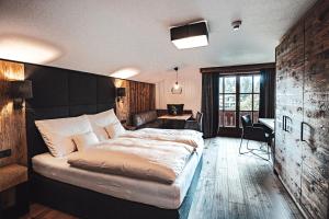 Łóżko lub łóżka w pokoju w obiekcie Hotel Chalets Grosslehen