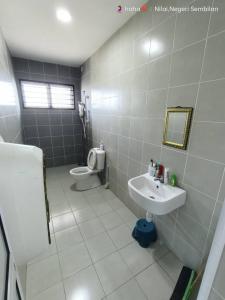 尼萊的住宿－Homestay Nilai D'Jati，一间带水槽和卫生间的浴室