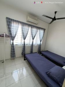 Schlafzimmer mit einem Bett und einem Fenster in der Unterkunft Homestay Nilai D'Jati in Nilai