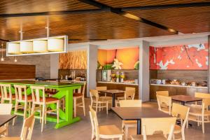 een restaurant met een groene tafel en stoelen bij Fairfield Inn & Suites by Marriott Mexico City Vallejo in Mexico-Stad
