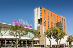 un edificio alto con un cartel encima en Fairfield Inn & Suites by Marriott Mexico City Vallejo en Ciudad de México