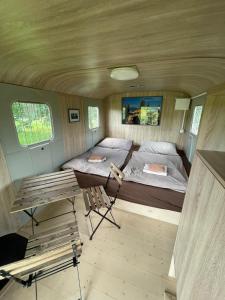 ein Schlafzimmer in einem winzigen Haus mit einem Bett in der Unterkunft Residence Safari Resort - Magic Bus in Borovany