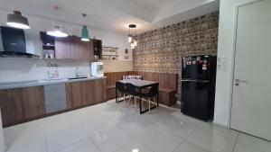 una cucina con tavolo e frigorifero nero di Te amo Gandaria Bangi Pool View Free Wifi Netflix a Bandar Baru Bangi