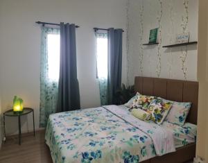 una camera da letto con letto e tende blu di Te amo Gandaria Bangi Pool View Free Wifi Netflix a Bandar Baru Bangi