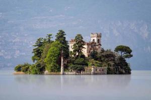 um castelo numa ilha no meio da água em CASA VACANZE FRANCIACORTA em Colombaro