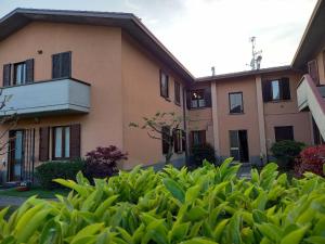 a house with a bush in front of it at CASA VACANZE FRANCIACORTA in Colombaro