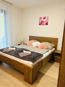 En eller flere senge i et værelse på Medencés Panorámás BalAtom apartman