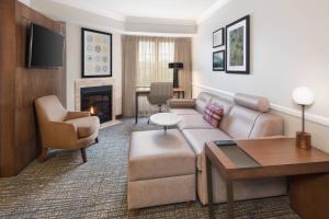 uma sala de estar com um sofá e uma lareira em Residence Inn by Marriott State College em State College