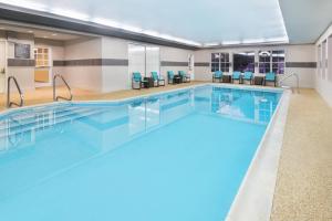 una piscina en una habitación de hotel con agua azul en Residence Inn by Marriott State College en State College