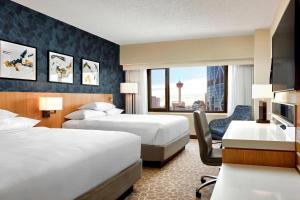 Rúm í herbergi á Delta Hotels by Marriott Calgary Downtown