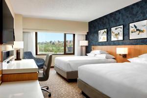 Rúm í herbergi á Delta Hotels by Marriott Calgary Downtown