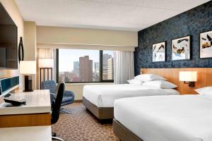 Rúm í herbergi á Delta Hotels by Marriott Calgary Downtown