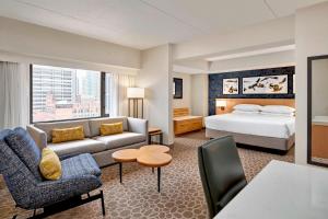 Rúm í herbergi á Delta Hotels by Marriott Calgary Downtown