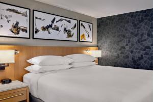 Rúm í herbergi á Delta Hotels by Marriott Calgary Downtown