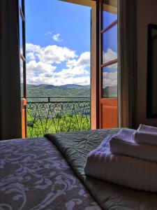 una camera con letto e finestra con vista di B&B Demetra a Solignano