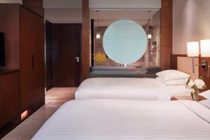 Giường trong phòng chung tại Courtyard by Marriott Hong Kong