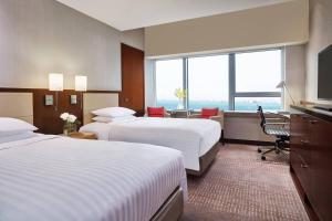Giường trong phòng chung tại Courtyard by Marriott Hong Kong