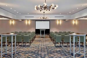 een conferentieruimte met stoelen en een projectiescherm bij Delta Hotels by Marriott Calgary Downtown in Calgary +37 foto's
