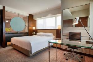 Giường trong phòng chung tại Courtyard by Marriott Hong Kong