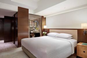 Giường trong phòng chung tại Courtyard by Marriott Hong Kong