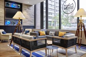vestíbulo con sofá y sillas en un edificio en Delta Hotels by Marriott Calgary Downtown en Calgary