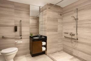 Phòng tắm tại Courtyard by Marriott Hong Kong