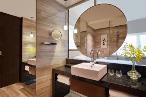 Phòng tắm tại Courtyard by Marriott Hong Kong