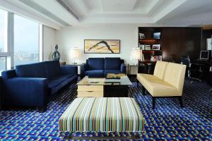 Khu vực ghế ngồi tại Courtyard by Marriott Hong Kong
