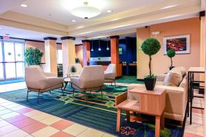 un vestíbulo de un hotel con sillas y mesas en Fairfield Inn and Suites by Marriott Indianapolis/ Noblesville, en Noblesville