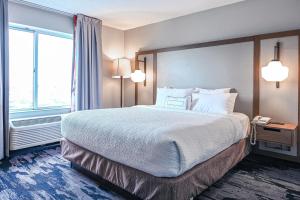 Habitación de hotel con cama grande y ventana en Fairfield Inn and Suites by Marriott Indianapolis/ Noblesville, en Noblesville