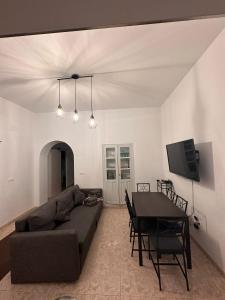 - un salon avec un canapé et une table dans l'établissement La casa de la Abuela, à Malaga