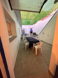 マラガにあるLa casa de la Abuelaのテーブルと椅子が備わる客室です。