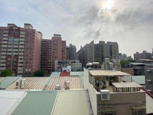 uitzicht op de daken van gebouwen in een stad bij 小巷微宿 in Taichung