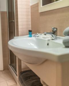 een witte wastafel in een badkamer met een douche bij Oasis Playa Maspalomas in Maspalomas