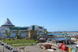 ein Kreuzfahrtschiff an einem Hafen anlegt in der Unterkunft Il Rituale del Mare in Porto Torres