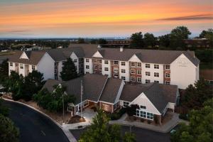 una vista aérea de un hotel al atardecer en Residence Inn by Marriott Denver Golden/Red Rocks, en Golden