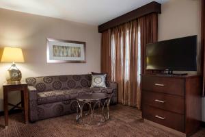 Fairfield Inn by Marriott Boston Sudbury في Sudbury: غرفة معيشة مع أريكة وتلفزيون بشاشة مسطحة