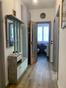 une salle de bain avec un lavabo et un miroir et des toilettes dans l'établissement DOLOMIA APARTMENTS PINZOLO vicino alle funivie, à Pinzolo