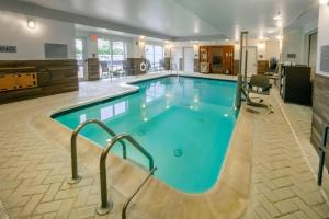 - une grande piscine d'eau bleue dans une chambre d'hôtel dans l'établissement Fairfield Inn by Marriott Hazleton, à Hazleton