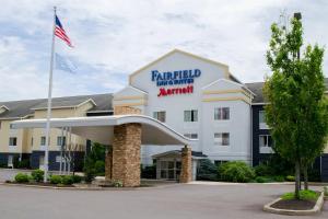 une représentation de l'avant d'un hôtel dans l'établissement Fairfield Inn by Marriott Hazleton, à Hazleton