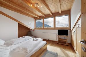 Tempat tidur dalam kamar di Ferienwohnungen Zwick Valmeina