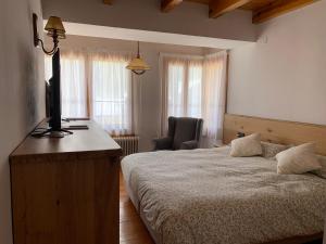 Un dormitorio con una cama y una silla dentro. en Casa Margarita, en Sesué