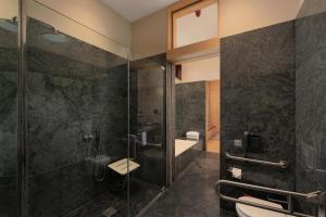 Salle de bains dans l'établissement Hotel Marqués de Riscal, a Luxury Collection Hotel, Elciego
