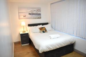 a small bedroom with a bed and a window at Birmingham City Centre Apartment room near China Town in Birmingham