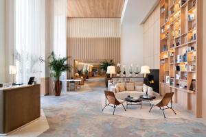 um lobby de um hotel com um sofá e cadeiras em Riviera Marriott Hotel La Porte De Monaco em Cap d'Ail