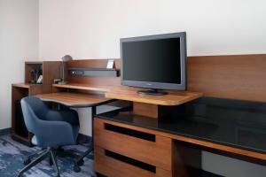 TV a/nebo společenská místnost v ubytování Fairfield Inn and Suites Austin South