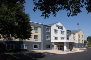 una imagen de la parte delantera de un hotel en Fairfield Inn and Suites Austin South, en Austin
