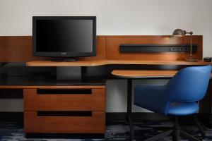 TV a/nebo společenská místnost v ubytování Fairfield Inn and Suites Austin South