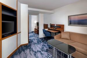 TV a/nebo společenská místnost v ubytování Fairfield Inn and Suites Austin South
